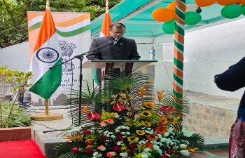 El Embajador P.K. Ashok Babu desplego la bandera nacional de la India y leyo extractos del discurso del Honorable Presidente con motivo de las celebraciones del 75 Dia de la Republica en las instalaciones de la Embajada en Caracas en presencia de la diaspora india y funcionarios de la embajada.